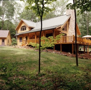 log home with wrap around deck, solid log home, verschillen, log vs. timber frame homes, different home design options, log homes, blokhutwoningen, blokhutten, paal en balk woningen, houtskeletbouw woningen, houtskeletbouw woningen, gelamineerde logs, ontworpen logs, plattegrond ontwerpen, ovengedroogde logs, log homes in PA, Timberhaven Log Homes, Timberhaven Log Timber Homes